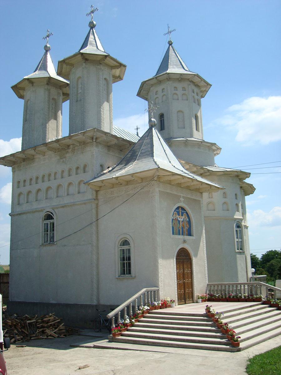 Biserica - vedere exterioară