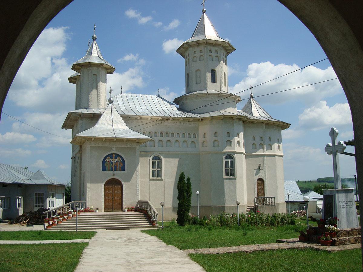 Biserica - vedere exterioară